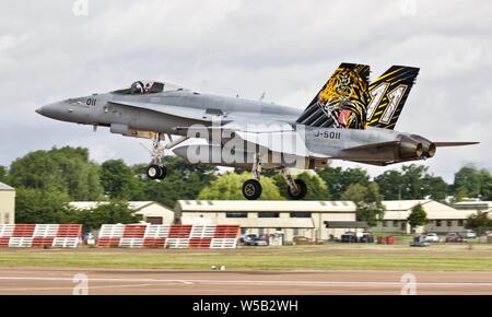 Swiss Air Force McDonnell Douglas F/A-18C Hornet arrivando a RAF Fairford per il 2019 Royal International Air Tattoo Foto Stock