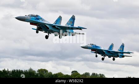 Coppia del Su-27 il flanker jet da combattimento dal ucraina Air Force di arrivare al 2019 Royal International Air Tattoo Foto Stock