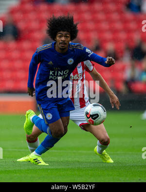 Stoke on Trent, Staffordshire, Regno Unito. 27 Luglio, 2019. Il 27 luglio 2019, Bet365 Stadium, Stoke, North Staffordshire, Inghilterra; Stoke City contro Il Leicester City; Hamza Choudhury di Leicester City con il suo occhio sulla sfera Credit: Azione Plus immagini di sport/Alamy Live News Foto Stock