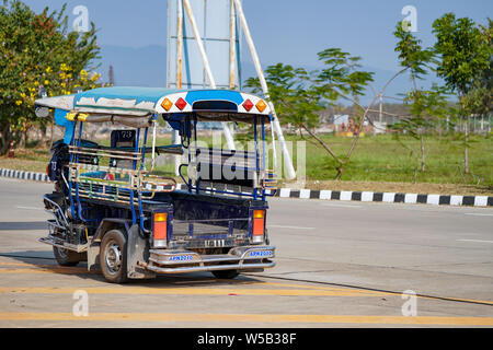 Chiangrai, Tailandia - 18 Feb 2018: blu vintage TukTuk è stato parcheggiato di fianco alla strada e atteso per il passeggero di fronte al lato del Laos. Chiangrai Thailandia. Foto Stock
