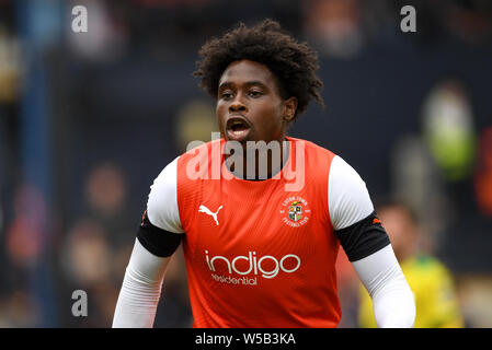 Il centro di Luton's Pelly Ruddock Mpanzu durante la pre-stagione amichevole a Kenilworth Road, Luton. Foto Stock