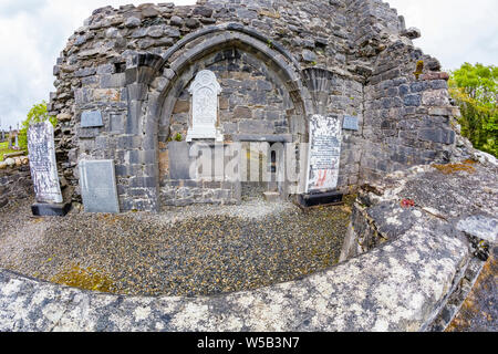 Le rovine del Convento Murrisk fondata 1457 da Frairs agostiniano sulla costa sud della Baia di Clew nella contea di Mayo in Irlanda Foto Stock