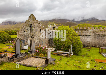 Le rovine del Convento Murrisk fondata 1457 da Frairs agostiniano sulla costa sud della Baia di Clew nella contea di Mayo in Irlanda Foto Stock