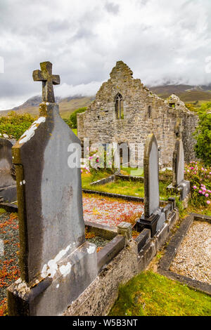 Le rovine del Convento Murrisk fondata 1457 da Frairs agostiniano sulla costa sud della Baia di Clew nella contea di Mayo in Irlanda Foto Stock