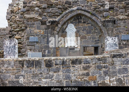 Le rovine del Convento Murrisk fondata 1457 da Frairs agostiniano sulla costa sud della Baia di Clew nella contea di Mayo in Irlanda Foto Stock