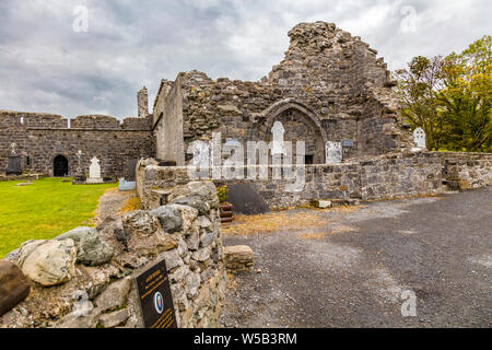 Le rovine del Convento Murrisk fondata 1457 da Frairs agostiniano sulla costa sud della Baia di Clew nella contea di Mayo in Irlanda Foto Stock