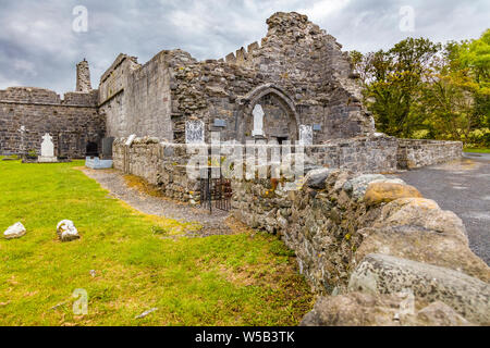 Le rovine del Convento Murrisk fondata 1457 da Frairs agostiniano sulla costa sud della Baia di Clew nella contea di Mayo in Irlanda Foto Stock