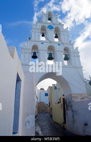 Torre Campanaria in Santorini villaggio di Megalochi Foto Stock