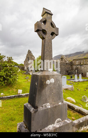 Le rovine del Convento Murrisk fondata 1457 da Frairs agostiniano sulla costa sud della Baia di Clew nella contea di Mayo in Irlanda Foto Stock