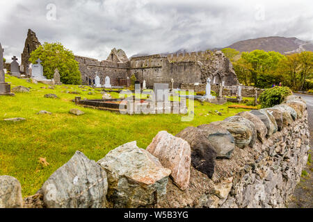 Le rovine del Convento Murrisk fondata 1457 da Frairs agostiniano sulla costa sud della Baia di Clew nella contea di Mayo in Irlanda Foto Stock