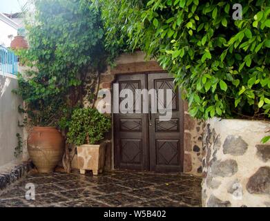 Porta rustico di Grotta Home in Santorini Foto Stock
