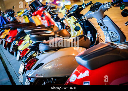 Bangkok, Tailandia - 6 Mar, 2016: Nella notte di Rama9 sentiero su strada - Vespa pista erano parcheggio in linea per la riunione e gethering insieme., Bangko Foto Stock