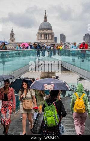 Londra, Regno Unito. 27 Luglio, 2019. Il caldo è al di sopra e in estate showess hanno sostituito sul Millennium Bridge. Credito: Guy Bell/Alamy Live News Foto Stock
