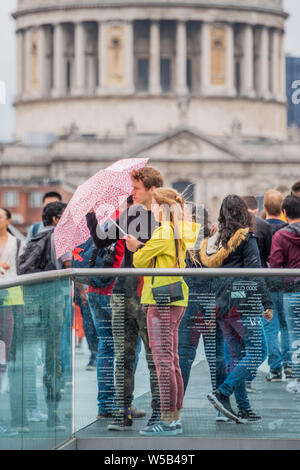 Londra, Regno Unito. 27 Luglio, 2019. Il caldo è al di sopra e in estate showess hanno sostituito sul Millennium Bridge. Credito: Guy Bell/Alamy Live News Foto Stock