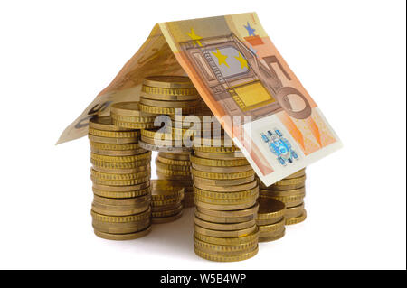 Casa modello costruito con banconote e monete metalliche in euro Foto Stock