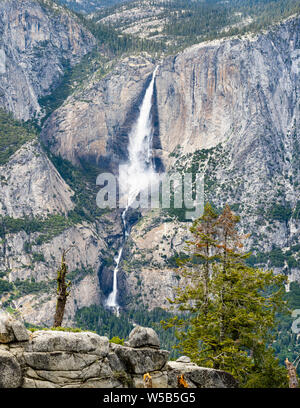 Vista aerea di Upper e Lower Yosemite Falls, del Parco Nazionale Yosemite in California Foto Stock