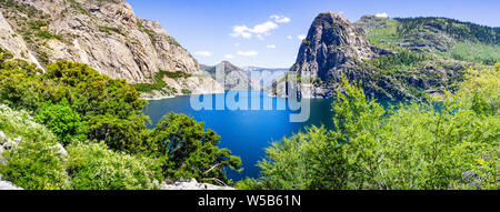 Vista panoramica di Hetch Hetchy serbatoio; il Parco Nazionale di Yosemite, Sierra Nevada, in California, il serbatoio è una delle principali fonti di dri Foto Stock