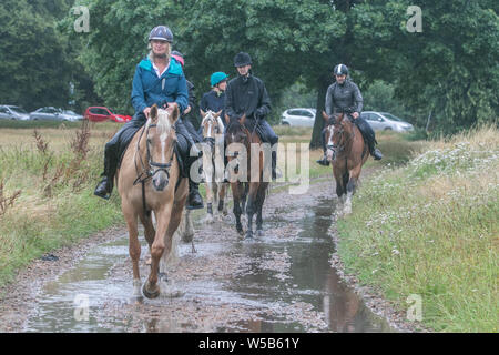 Londra, Regno Unito. 27 Luglio, 2019.Cavalieri su Wimbledon Common su un umido del mattino come le condizioni meteorologiche si raffredda dopo la rottura di record ondata di caldo a Londra. Credito: Amer Ghazzal SOPA/images/ZUMA filo/Alamy Live News Foto Stock