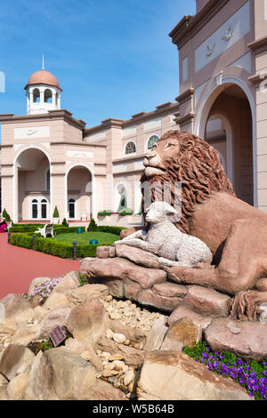 Una scultura di un leone e un agnello sono fuori dell'entrata della vista e Sound Teatro a Lancaster, Pennsylvania, USA. Foto Stock