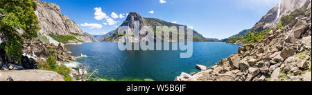 Vista panoramica di Hetch Hetchy serbatoio; il Parco Nazionale di Yosemite, Sierra Nevada, in California, il serbatoio è una delle principali fonti di dri Foto Stock