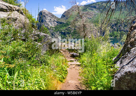 Sentiero escursionistico sul litorale di Hetch Hetchy serbatoio nel Parco Nazionale di Yosemite, Sierra Nevada, California; Foto Stock