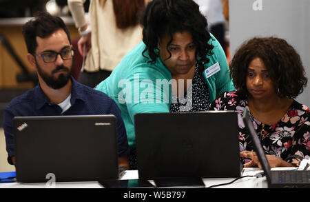 Orlando, Stati Uniti. 26 Luglio, 2019. Orlando, Florida, Stati Uniti d'America. 26 Luglio, 2019. Le persone utilizzano i computer per applicare per i lavori al OrlandoJobs.com Job Fair al Amway Center sulla luglio 26, 2016 in OrIando, Florida. Credito: Paul Hennessy/Alamy Live News Foto Stock