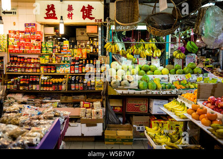 Salse e bancarelle di frutta fianco a fianco a Fa Yuen mercato. Hong Kong Foto Stock