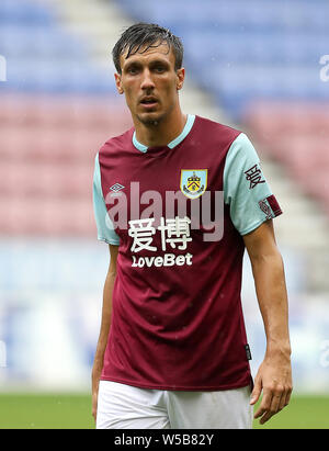 Burnley Jack del sughero in azione contro il Wigan Athletic, durante la pre-stagione amichevole al DW Stadium, Wigan. Foto Stock