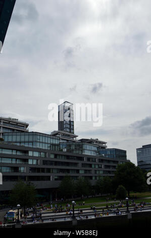 Appartamenti sul fiume a More London sulla South Bank, Inghilterra, Regno Unito, 26 luglio 2019 Foto Stock