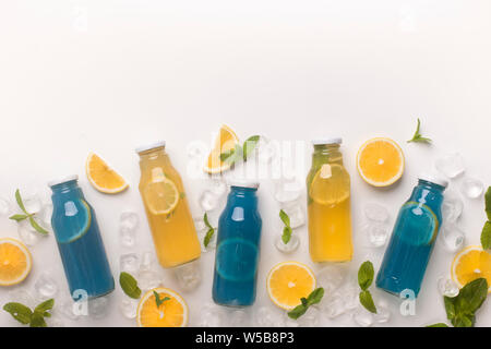 Estate detox bere acqua con frutta fresca in bottiglia di vetro Foto Stock