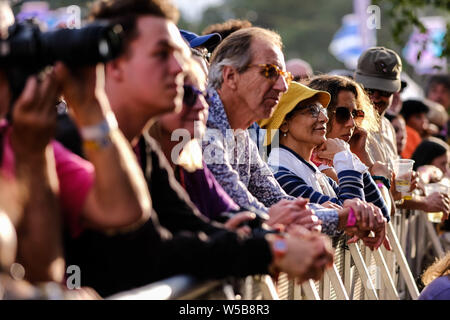 Charlton Park di Malmesbury, Wiltshire, Regno Unito. 27 Luglio, 2019. La folla orologi Salif Keita esegue sul palcoscenico open-air festival Womad (il mondo delle arti di musica e danza) Sabato 27 Luglio 2019 a Charlton Park di Malmesbury. . Foto di Julie Edwards. Credito: Julie Edwards/Alamy Live News Foto Stock