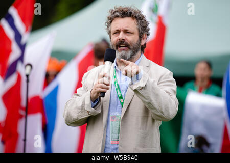 Cardiff, Galles. 27 Luglio, 2019. Michael Sheen al senzatetto World Cup cerimonia di apertura. Squadre di calcio da più di cinquanta paesi competere in senzatetto World Cup a Cardiff iconici Bute Park, il Galles, UK Credit: Tracey Paddison/Alamy Live News Foto Stock