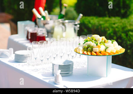 Un bel frutto bar che serve una tavola festiva. Foto Stock