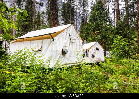 Vista esterna della tela cabine tenda a Camp Curry situato in un lussureggiante foresta nella Yosemite Valley, il Parco Nazionale Yosemite in California Foto Stock