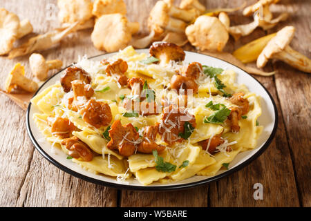 Gnocco fritto con funghi finferli e parmigiano close-up su una piastra sul tavolo orizzontale. Foto Stock