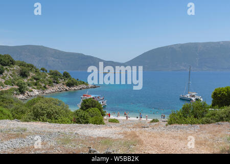 Vista di un viaggio in barca a Fiskardo da Skala sull'isola greca di Cefalonia nel mare Ionio che ha spento spento per una sosta Foto Stock