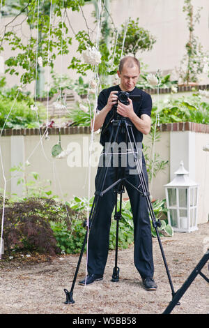 Schioss Wartholz, Austria - 14 Giugno 2014: fotografo professionista videografo personalizza le attrezzature per le riprese di un matrimonio, vacanza o un evento Foto Stock