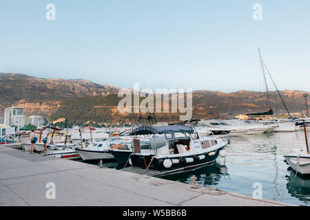 Sveti Stefan, Montenegro - 04 Settembre 2015: Parcheggio di Barche e yachts vicino al resort Sveti Stefan in Montenegro Foto Stock