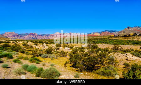 Vista della pietra arenaria rossa montagne del Red Rock Canyon National Conservation Area vicino a Las Vegas, Nevada, STATI UNITI D'AMERICA Foto Stock