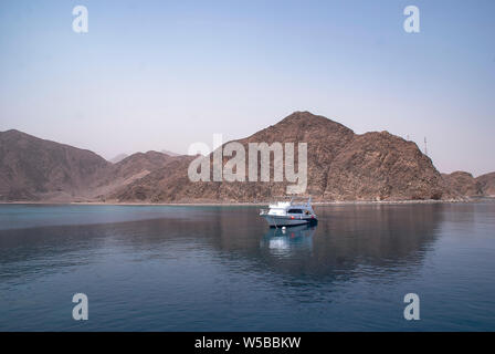 Barche per immersioni vicino a Taba Heights nel golfo di Aqaba, Egitto Foto Stock