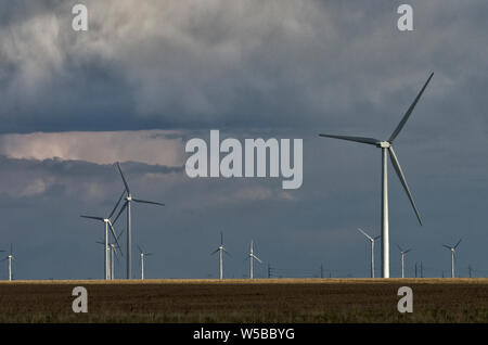 NE: Cheyenne County, Area di Sidney, prateria a sud di Sidney, il potere di vento generatori, in terreni agricoli a sud di Sidney, con la pioggia che cade dalle nuvole di tempesta Foto Stock