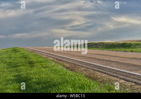 NE: Cheyenne County, Area di Sidney, prateria a sud di Sidney, una statale (SR 19) attraversa una collina nel Nebraska della pianura superiore Foto Stock