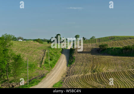 KS: Doniphan County, Area Wathena, Fiume Missouri campagna, una strada di ghiaia attraversa terreni agricoli vicino al Fiume Missouri Foto Stock