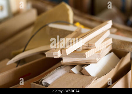 Una colonne di legno e di pannelli spessi in mobili workshop sono pronti a lavorare falegname, il fuoco selettivo Foto Stock