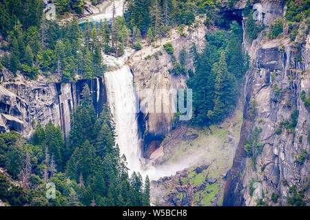 Vista aerea della caduta primaverile e Smeraldo Piscina, parco nazionale di Yosemite, Sierra Nevada, in California; persone raccolte sopra la cascata o walki Foto Stock