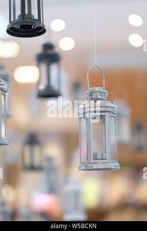 Lampada da decorazione a forma di sfera al plasma con elettrodi rossi e blu  su sfondo nero. Moderni e inusuali tipi di illuminazione Foto stock - Alamy