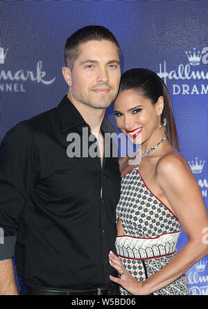 Luglio 26, 2019, Beverly Hills, in California, Stati Uniti d'America: Eric inverno e Roselyn Sanchez presso l'Hallmark Channel e Hallmark Film & Misteri estate 2019 TCA Press Tour evento tenutosi a residenza privata. (Credito Immagine: © F Sadou/AdMedia via ZUMA filo) Foto Stock