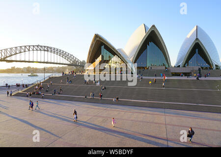 SYDNEY, Australia - 18 lug 2018- Vista dell'Opera di Sydney al Porto di Sydney nel New South Wales, Australia. Foto Stock