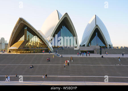 SYDNEY, Australia - 18 lug 2018- Vista dell'Opera di Sydney al Porto di Sydney nel New South Wales, Australia. Foto Stock