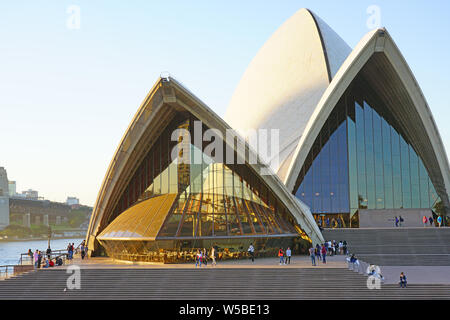 SYDNEY, Australia - 18 lug 2018- Vista dell'Opera di Sydney al Porto di Sydney nel New South Wales, Australia. Foto Stock